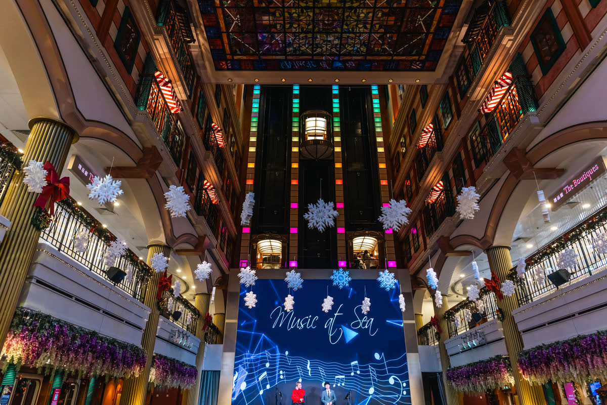 Grand Piazza atrium dressed for the season